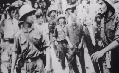 Trung đoàn phó Phạm Xuân Thệ dẫn giải Dương Văn Minh ra đài phát thanh Trung đoàn phó Phạm Xuân Thệ dẫn giải Dương Văn Minh ra đài phát thanh