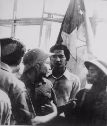Trung đoàn phó Phạm Xuân Thệ gặp ông Nguyễn Hữu Hạnh (Ảnh tư liệu) Trung đoàn phó Phạm Xuân Thệ gặp ông Nguyễn Hữu Hạnh (Ảnh tư liệu)