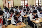 Học sinh Trường Trung học cơ sở An Dương (huyện An Dương) đeo khẩu trang quay trở lại trường học (Ảnh: LT)