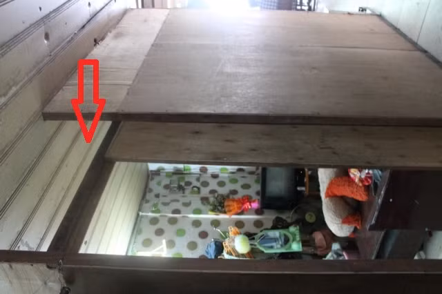 Khải đã trèo qua khoảng trống phía trên trần nhà (hướng mũi tên đỏ) để vào trói tay chân chị E. cướp tài sản Khải đã trèo qua khoảng trống phía trên trần nhà (hướng mũi tên đỏ) để vào trói tay chân chị E. cướp tài sản