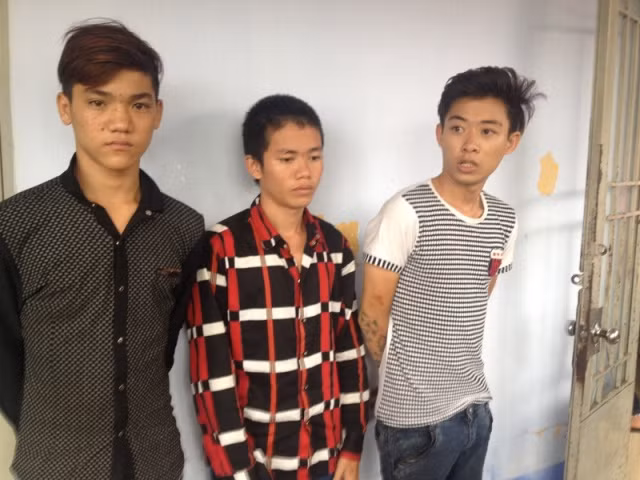 Các nghi can tại cơ quan công an (từ trái qua phải) gồm: Đào Văn Tiếng, Hồ Văn Thảo và Hồ Văn Thuận. Ảnh CA cung cấp Các nghi can tại cơ quan công an (từ trái qua phải) gồm: Đào Văn Tiếng, Hồ Văn Thảo và Hồ Văn Thuận. Ảnh CA cung cấp