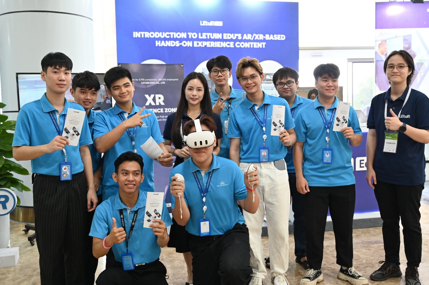 Sinh viên tham gia tổ chức sự kiện Ngày hội Đổi mới sáng tạo Việt Nam do NIC tổ chức.JPG