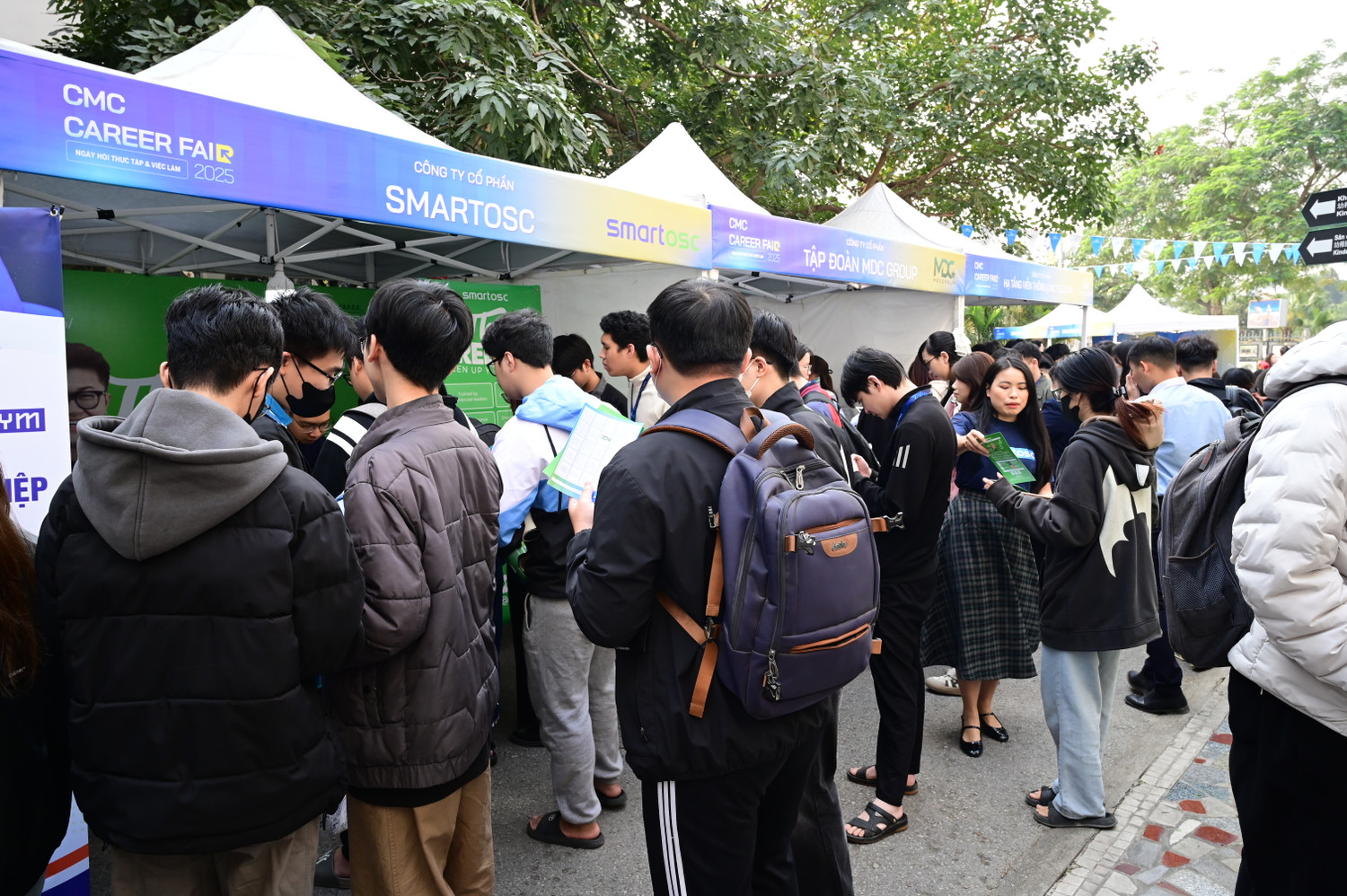 Sinh viên tham gia sự kiện CMC Career Fair kết nối cơ hội việc làm với doanh nghiệp.JPG