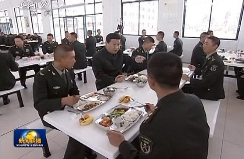 Ăn trưa cùng sĩ quan, binh lính đại quân khu Quảng Châu Ăn trưa cùng sĩ quan, binh lính đại quân khu Quảng Châu