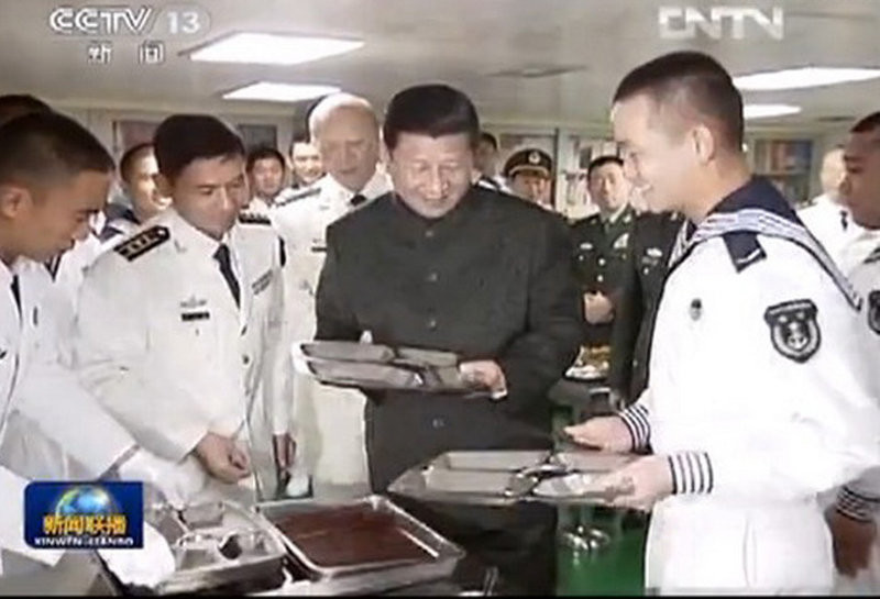 Cùng ăn cơm với sĩ quan, binh lính hạm đội Nam Hải để thể hiện phong cách gần gũi Cùng ăn cơm với sĩ quan, binh lính hạm đội Nam Hải để thể hiện phong cách gần gũi