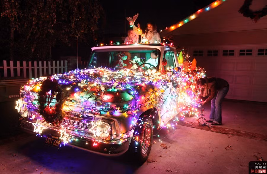 Ngày 9 tháng 12, một gia đình trang trí chiếc xe đón Noel tại Los Angeles, Mỹ
