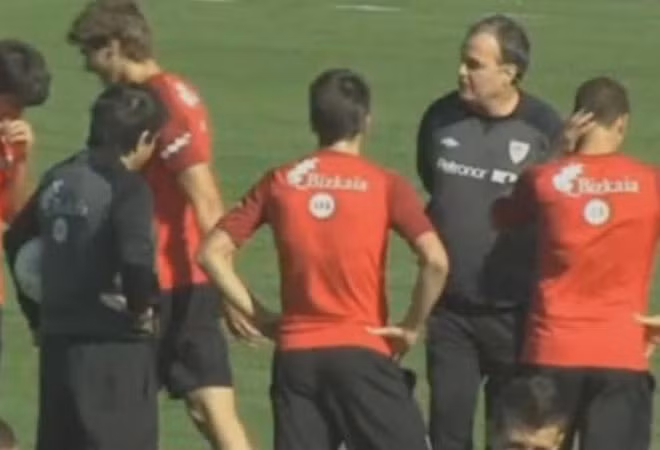 HLV Bielsa cãi nhau với Llorente. HLV Bielsa cãi nhau với Llorente.
