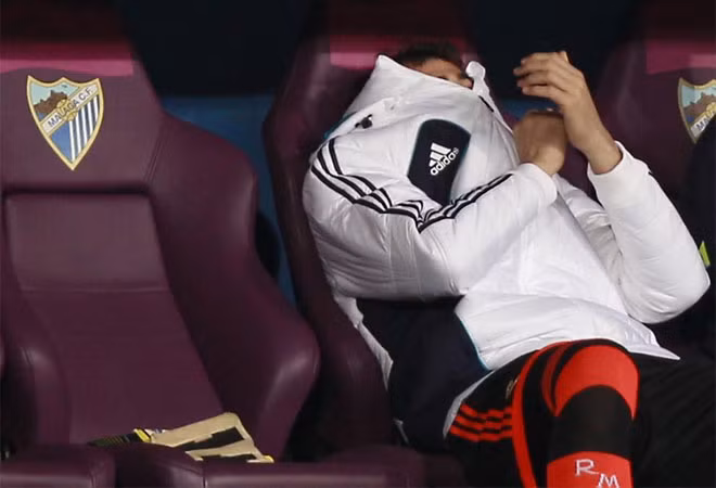 Casillas bị 'đày' lên băng ghế dự bị. Casillas bị 'đày' lên băng ghế dự bị.