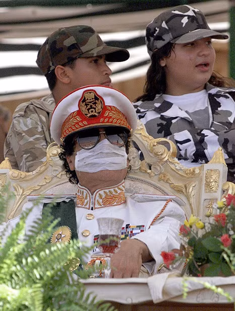 Gaddafi và một nhóm vài người bạn ông đã gặp tại trường thành lập một hình thức lãnh đạo trung tâm của một nhóm chiến binh cách mạng sau này sẽ nắm quyền lực tại đất nước.