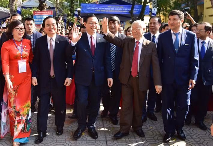 Tổng Bí thư, Chủ tịch nước Nguyễn Phú Trọng về dự Lễ kỷ niệm 70 năm thành lập Trường Trung học phổ thông Nguyễn Gia Thiều - nơi ông đã từng theo học từ năm 1957-1963 Tổng Bí thư, Chủ tịch nước Nguyễn Phú Trọng về dự Lễ kỷ niệm 70 năm thành lập Trường Trung học phổ thông Nguyễn Gia Thiều - nơi ông đã từng theo học từ năm 1957-1963