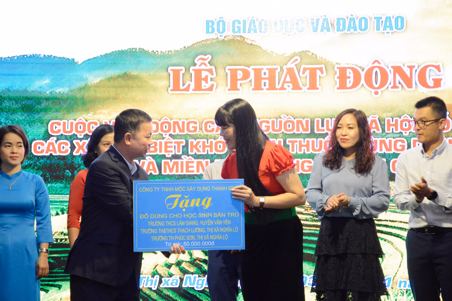 Các doanh nghiệp, cá nhân trao quà tài trợ cho một số nhà trường (Ảnh: Bộ Giáo dục và Đào tạo) Các doanh nghiệp, cá nhân trao quà tài trợ cho một số nhà trường (Ảnh: Bộ Giáo dục và Đào tạo)