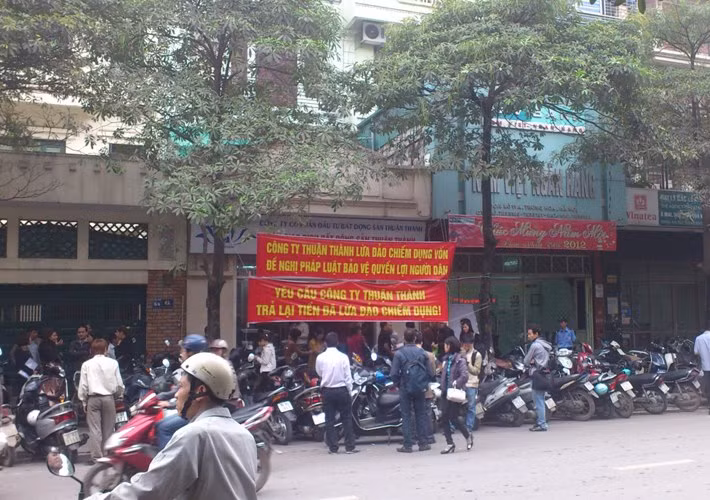 Hơn 100 cá nhân đầu tư đã giăng khẩu hiệu và yêu cầu công ty Cổ phần Đầu tư Bất động sản phải trả tiền