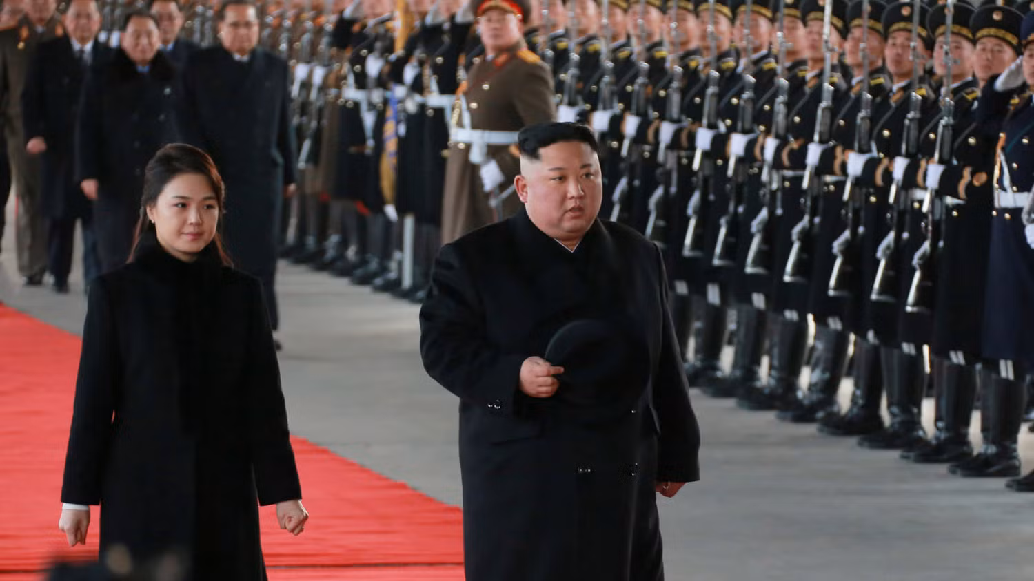 Vợ chồng nhà lãnh đạo Triều Tiên Kim Jong-un trước khi rời Bình Nhưỡng đi Trung Quốc ngày 7/1, ảnh: Reuters / Nikkei Asian Review.