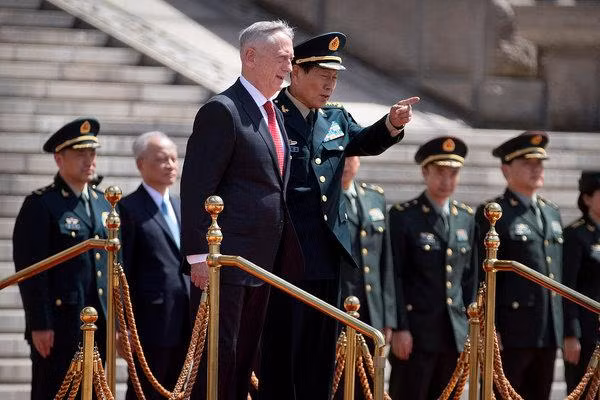 Theo Giáo sư Mark J. Valencia, mặc dù tướng James Mattis có nhiều quyết sách và hành động cứng rắn với Trung Quốc trên Biển Đông, nhưng cũng chính ông là người "cầm trịch" không để quan hệ Trung - Mỹ rơi vào đối đầu. Ảnh tướng James Mattis và người đồng cấp Trung Quốc Ngụy Phượng Hòa, nguồn: The New York Times. Theo Giáo sư Mark J. Valencia, mặc dù tướng James Mattis có nhiều quyết sách và hành động cứng rắn với Trung Quốc trên Biển Đông, nhưng cũng chính ông là người "cầm trịch" không để quan hệ Trung - Mỹ rơi vào đối đầu. Ảnh tướng James Mattis và người đồng cấp Trung Quốc Ngụy Phượng Hòa, nguồn: The New York Times.