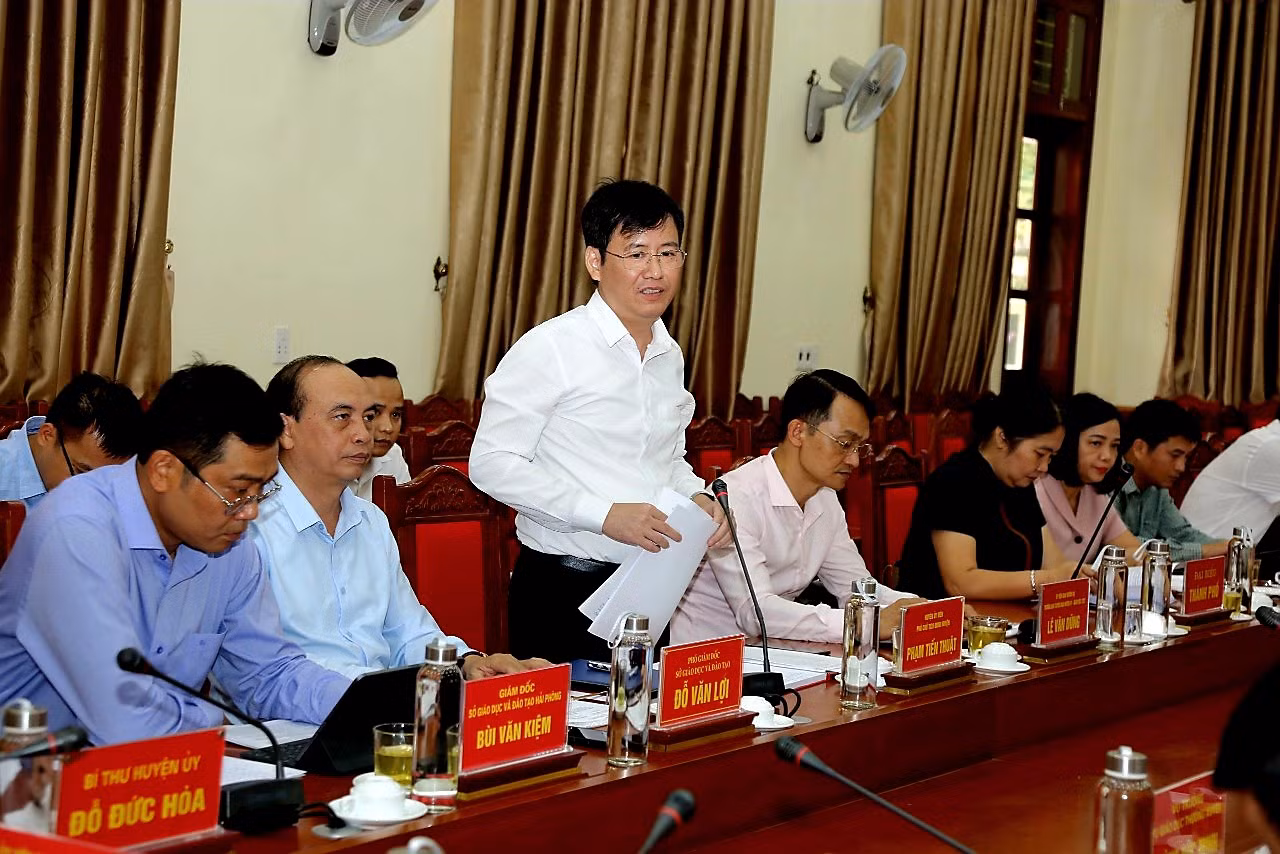 Ông Phạm Tiến Thuật - Phó chủ tịch Uỷ ban nhân dân huyện Kiến Thuỵ báo cáo việc triển khai Nghị quyết 29 với đoàn công tác (Ảnh: Lã Tiến) Ông Phạm Tiến Thuật - Phó chủ tịch Uỷ ban nhân dân huyện Kiến Thuỵ báo cáo việc triển khai Nghị quyết 29 với đoàn công tác (Ảnh: Lã Tiến)