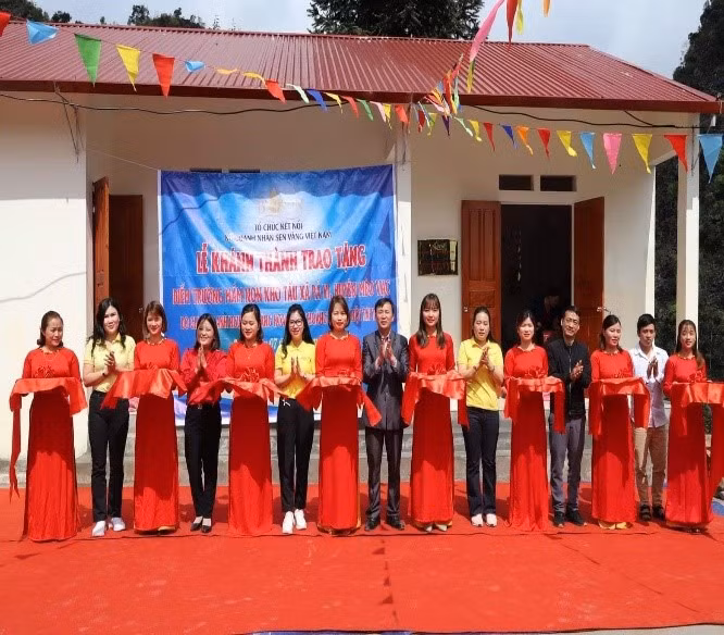 Buổi lễ khánh thành điểm trường Kho Tấu sau khi được xây dựng mới. (Ảnh: Nhân vật cung cấp). Buổi lễ khánh thành điểm trường Kho Tấu sau khi được xây dựng mới. (Ảnh: Nhân vật cung cấp).