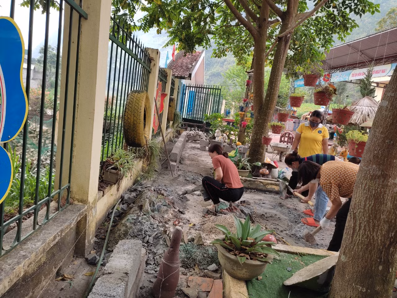Giáo viên Trường Mầm non Pả Vi tự tay trang trí, xây dựng các công trình tiểu cảnh trường học. (Ảnh: Nhân vật cung cấp). Giáo viên Trường Mầm non Pả Vi tự tay trang trí, xây dựng các công trình tiểu cảnh trường học. (Ảnh: Nhân vật cung cấp).