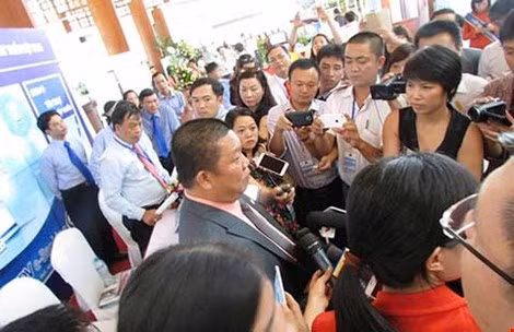 Ông Lê Phước Vũ trong vòng vây báo chí tại Hội nghị xúc tiến đầu tư vào Ninh Thuận ngày 27/8/2016. Ảnh: HOÀNG CÔNG TÂM/PLO. Ông Lê Phước Vũ trong vòng vây báo chí tại Hội nghị xúc tiến đầu tư vào Ninh Thuận ngày 27/8/2016. Ảnh: HOÀNG CÔNG TÂM/PLO.