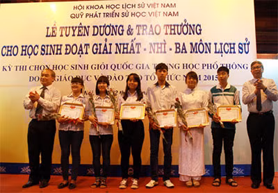 “Đừng chê nữa, mà hãy làm để trẻ không nhầm Nguyễn Du là Quang Trung” ảnh 1