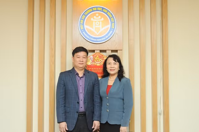Thứ trưởng Nguyễn Thị Nghĩa gửi lời chúc mừng tới Tổng Biên tập Báo điện tử Giáo dục Việt Nam và mong muốn Báo tiếp tục đồng hành cùng Bộ trong việc thông tin, phản biện các chủ trương, chính sách về giáo dục.