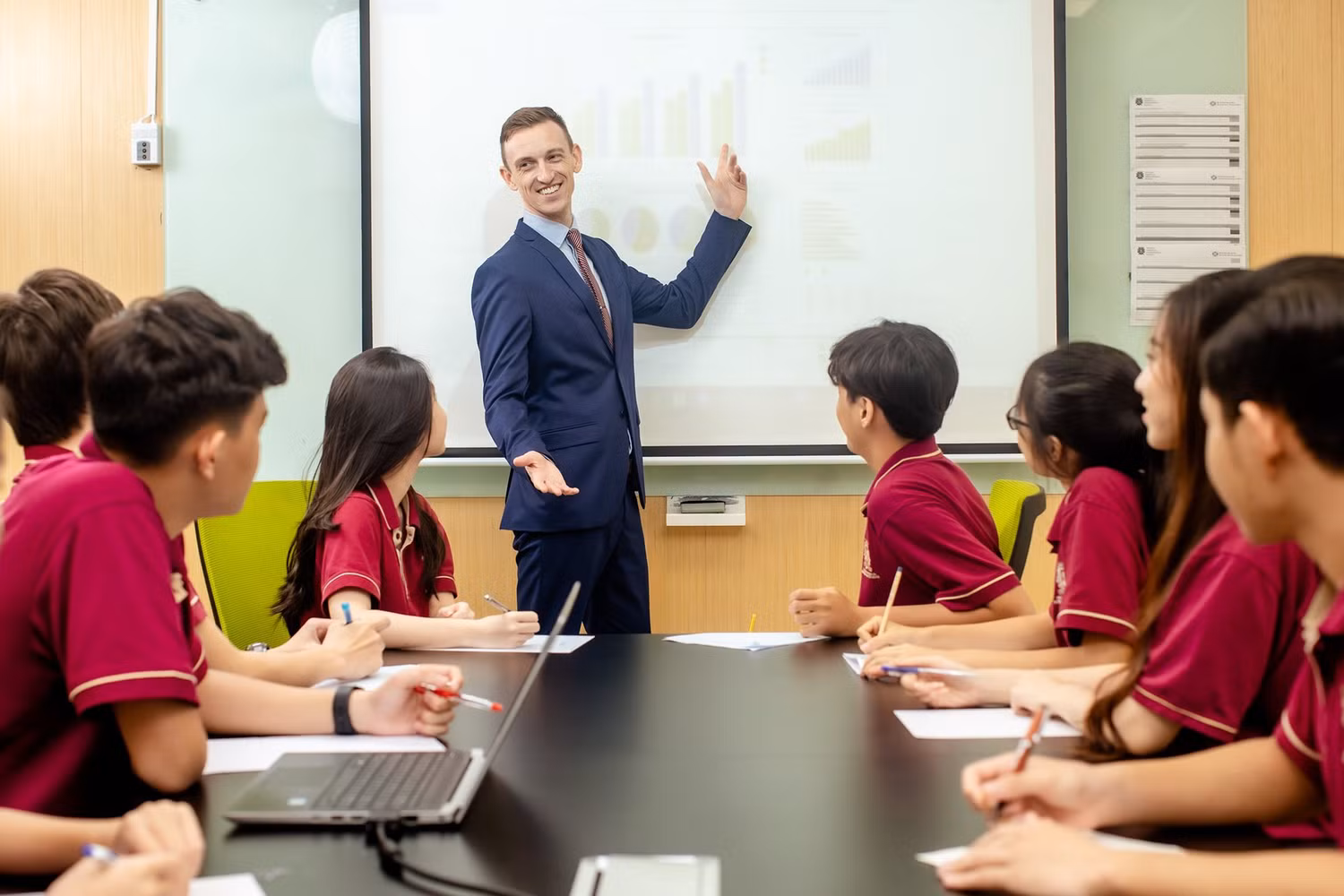 Chương trình đào tạo cho người nước ngoài dạy tiếng Anh tại Việt Nam hướng tới đối tượng là người có năng lực về ngôn ngữ tiếng Anh song lại chưa có năng lực sư phạm phù hợp với đối tượng người học tại các trung tâm ngoại ngữ, tin học của Việt Nam.Ảnh: Báo Chính phủ
