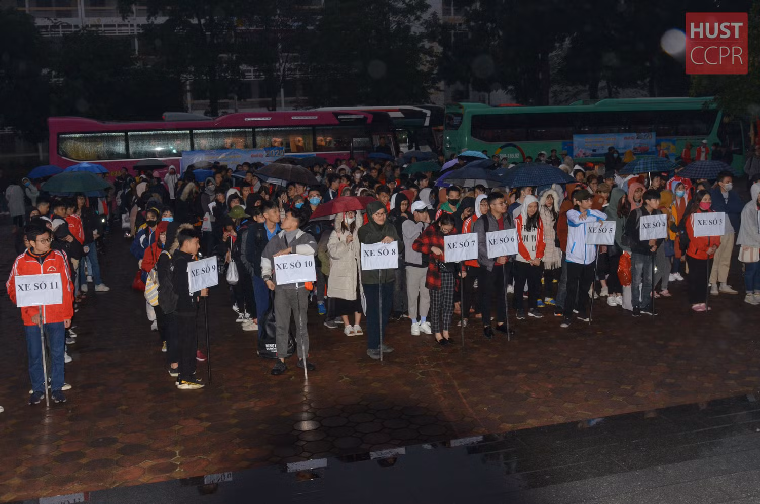 Sinh viên Bách khoa Hà Nội tập trung tại trường đợi xe để về quê ăn Tết (Tết Nguyên đán 2020). Ảnh: website nhà trường Sinh viên Bách khoa Hà Nội tập trung tại trường đợi xe để về quê ăn Tết (Tết Nguyên đán 2020). Ảnh: website nhà trường