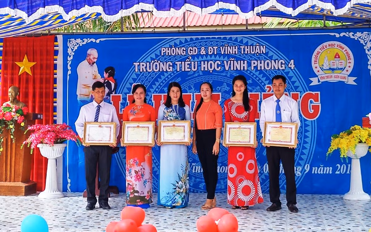 Hiệu trưởng không đạt chiến sĩ thi đua vẫn lên sân khấu nhận danh hiệu