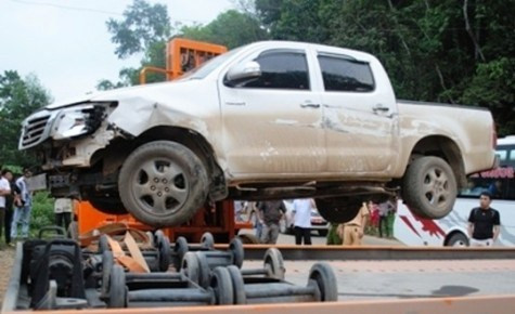 Chiếc xe "điên" mang biển số Lào tông thẳng trung tá CSGT gẫy răng cửa