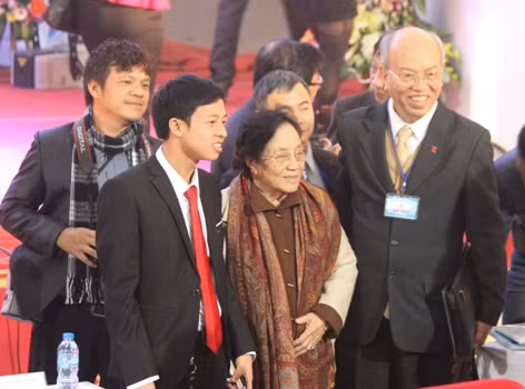 Nguyên Phó Chủ tịch nước Nguyễn Thị Bình (giữa) chụp ảnh lưu niệm cùng các Đại biểu dự Đại hội