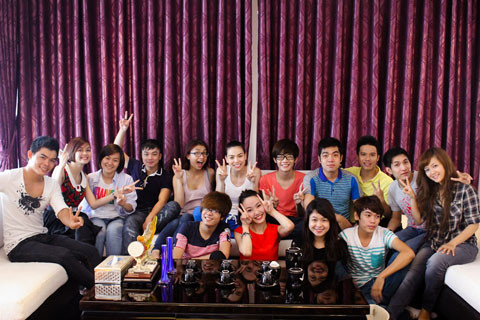 Ngày 18/9, 14 thành viên của đội Hồ Ngọc Hà tập trung tại nhà nữ huấn luyện viên xinh đẹp. Ngày 18/9, 14 thành viên của đội Hồ Ngọc Hà tập trung tại nhà nữ huấn luyện viên xinh đẹp.