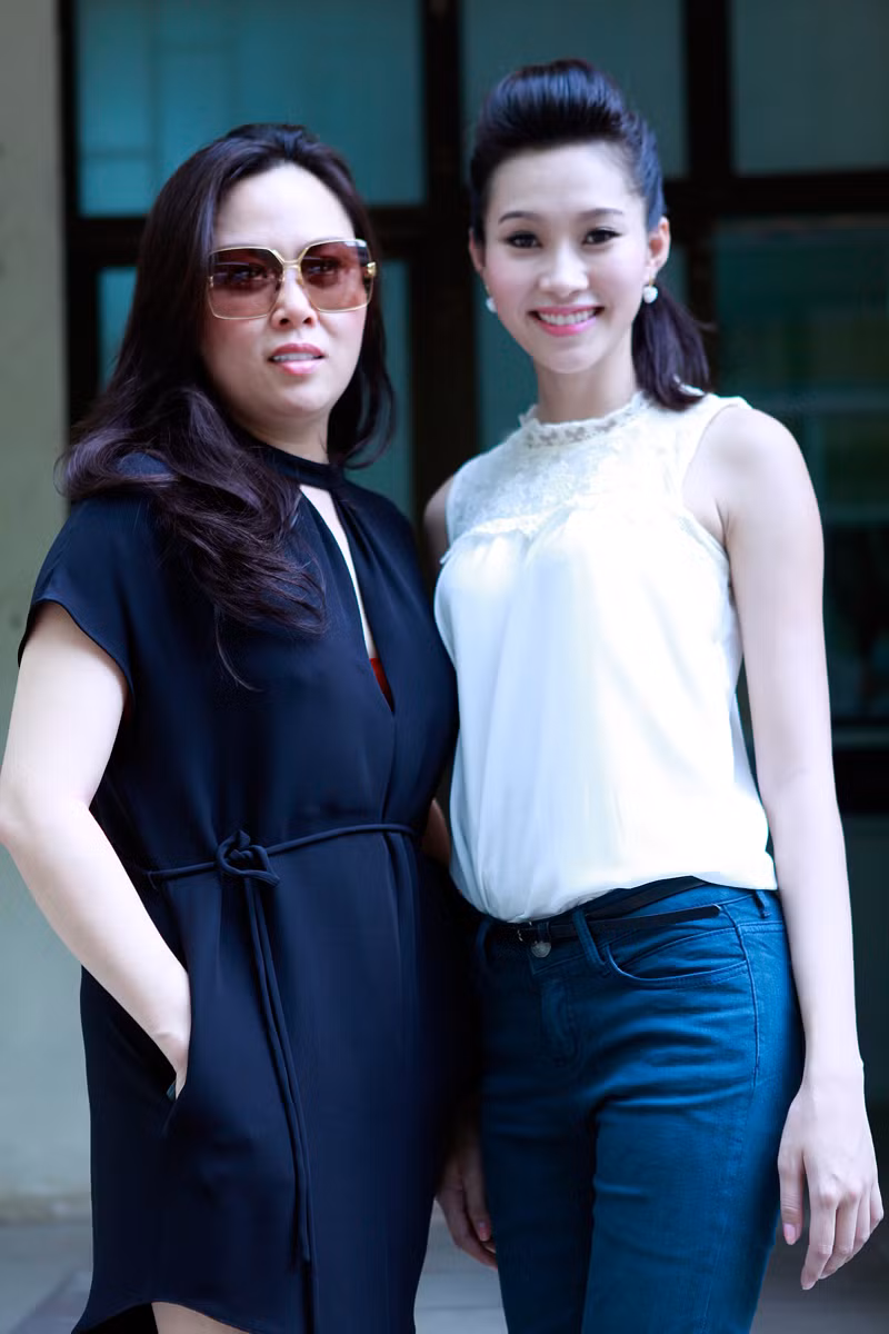 Đồng hành cùng người đẹp còn có nữ doanh nhân Linh Phượng. Đồng hành cùng người đẹp còn có nữ doanh nhân Linh Phượng.