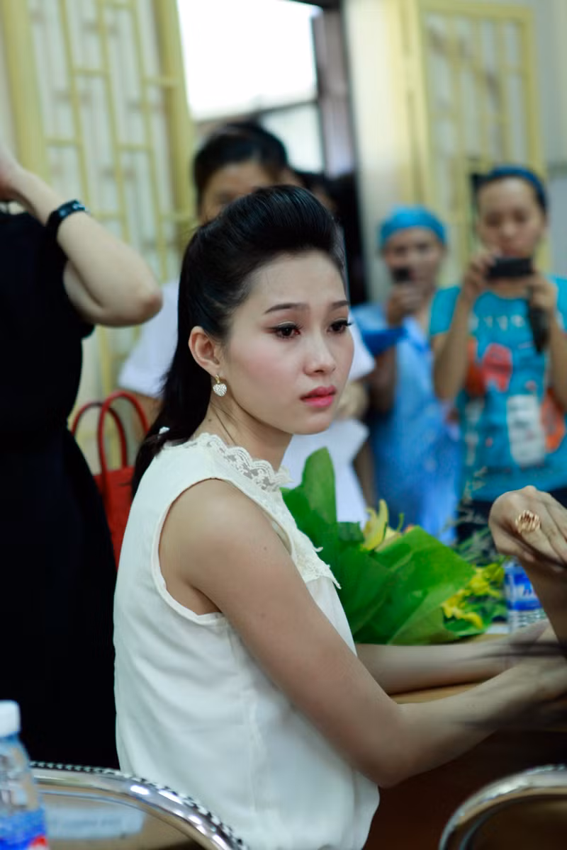 Đôi mắt đỏ hoe của Hoa hậu Thu Thảo. Đôi mắt đỏ hoe của Hoa hậu Thu Thảo.