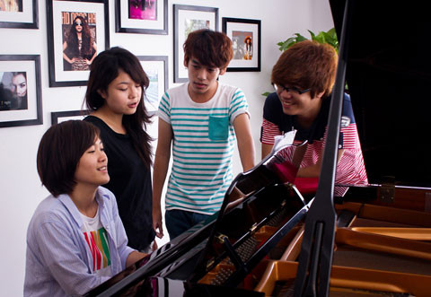 Các thành viên cùng bàn bạc để mang đến người hâm mộ những tiết mục hay nhất trong album "The best songs of team Hồ Ngọc Hà". Các thành viên cùng bàn bạc để mang đến người hâm mộ những tiết mục hay nhất trong album "The best songs of team Hồ Ngọc Hà".