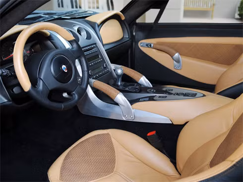 Panoz Abruzzi sử dụng động cơ V8 công suất 650 mã lực và tốc độ tối đa hơn 322 km/h.