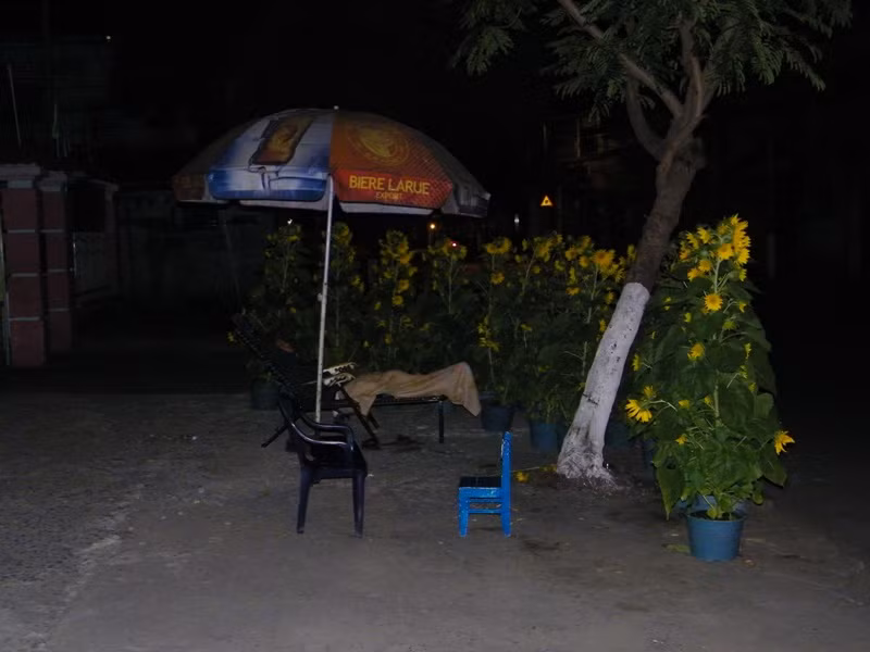 Quá mệt mỏi cho những ngày mưu sinh, cô gái này ngủ ngon lành, không hề biết có người đang chụp ảnh mình (ảnh chụp trên đường Phạm Văn Hai, Q.Tân Bình).