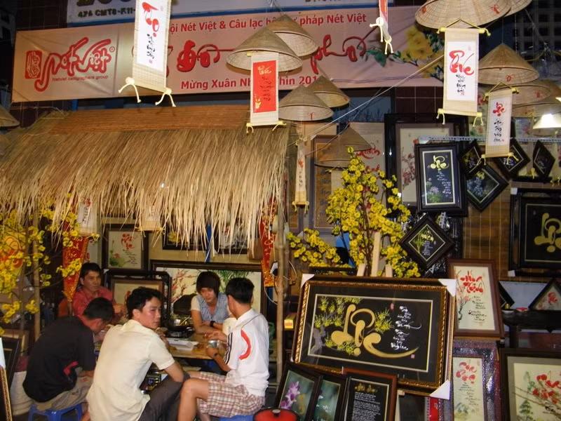 Để tạo cảm giác đêm mau qua, các “ông đồ” của "Phố ông đồ Quận 3" cởi áo dài, khăn đóng, ngồi “lai rai” vài chai bia. Chàng thanh niên tên Liêm cho biết: “Năm nay tụi em thua trắng rồi. Mấy ngày nay Sài Gòn hay mưa nên chẳng bán buôn gì được”.