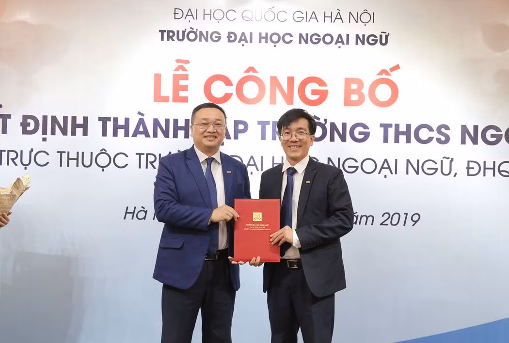 Hiệu trưởng Trường Đại học Ngoại ngữ Đỗ Tuấn Minh trao Quyết định bổ nhiệm Hiệu trưởng Trường Trung học cơ sở Ngoại ngữ cho Tiến sĩ Nguyễn Phú Chiến, ảnh minh họa, nguồn: vnu.edu.vn. Hiệu trưởng Trường Đại học Ngoại ngữ Đỗ Tuấn Minh trao Quyết định bổ nhiệm Hiệu trưởng Trường Trung học cơ sở Ngoại ngữ cho Tiến sĩ Nguyễn Phú Chiến, ảnh minh họa, nguồn: vnu.edu.vn.