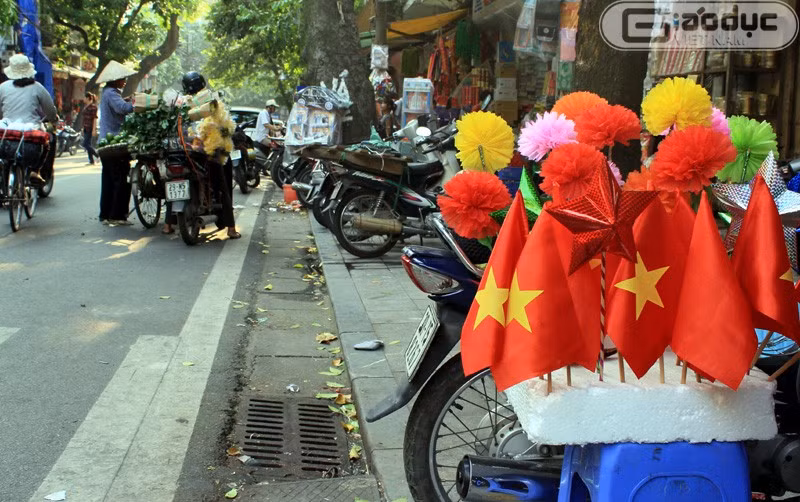 Một cửa hàng bán cờ hoa trên phố Hàng Mã