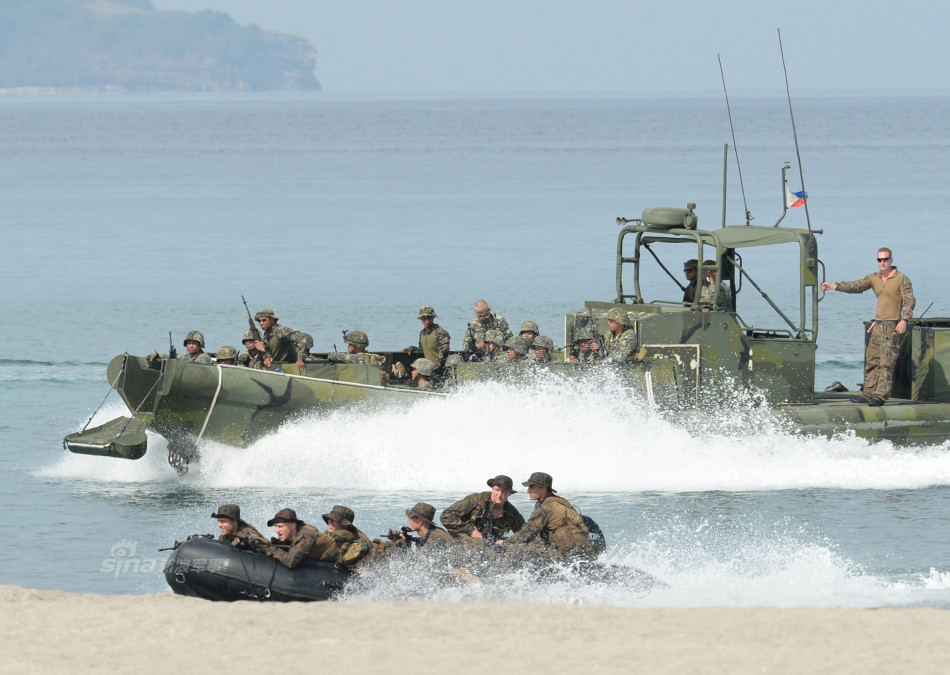 Ngày 9 tháng 5 năm 2014, Mỹ và Philippines tiến hành tập trận đổ bộ ở Biển Đông (nguồn mạng quân sự sina Trung Quốc)