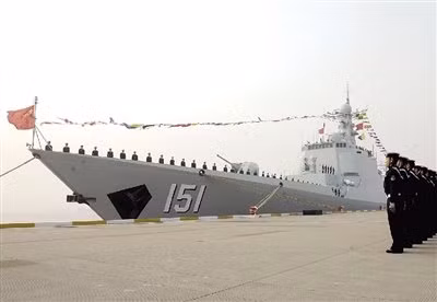 Tàu khu trục tên lửa Trịnh Châu, số hiệu 151 Type 052C của Hạm đội Đông Hải, Hải quân Trung Quốc, biên chế ngày 26 tháng 12 năm 2013