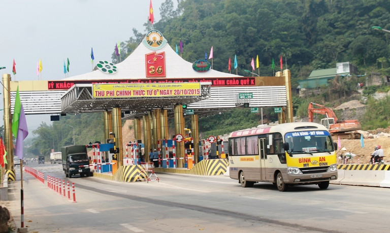 Trạm thu phí Quốc lộ 6 đoạn qua thị trấn huyện Lương Sơn (Hòa Bình) - ảnh H.Lực Trạm thu phí Quốc lộ 6 đoạn qua thị trấn huyện Lương Sơn (Hòa Bình) - ảnh H.Lực