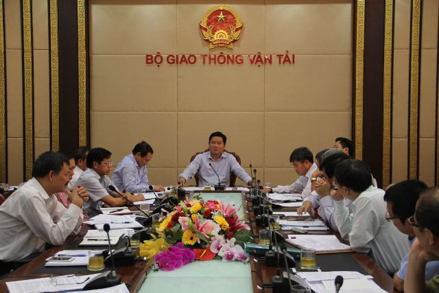 Bộ trưởng Đinh La Thăng chủ trì cuộc họp về giải pháp nâng cao chất lượng dịch vụ tại CHKQT Tân Sơn Nhất (ảnh nguồn mt.gov.vn) Bộ trưởng Đinh La Thăng chủ trì cuộc họp về giải pháp nâng cao chất lượng dịch vụ tại CHKQT Tân Sơn Nhất (ảnh nguồn mt.gov.vn)