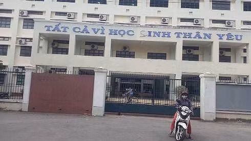 Học sinh lớp 12 Trường Bình Hưng Hòa mua hồ sơ thi trung học phổ thông, đại học giá 7.000 đồng/bộ (ảnh: P.L)