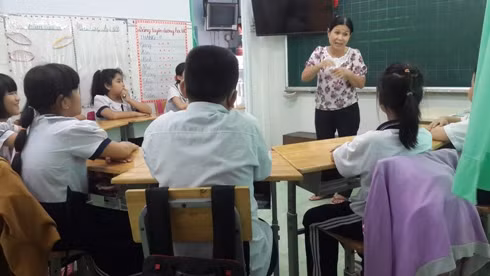 Cô Nguyễn Thị Thanh Trúc trong một tiết lên lớp dạy cho trẻ câm điếc (ảnh: CTV) Cô Nguyễn Thị Thanh Trúc trong một tiết lên lớp dạy cho trẻ câm điếc (ảnh: CTV)