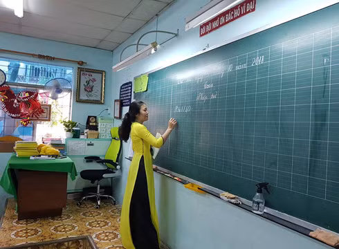 Cô Trâm luôn quan tâm, chăm chút vào từng bài giảng của mình khi đến lớp (ảnh: P.L) Cô Trâm luôn quan tâm, chăm chút vào từng bài giảng của mình khi đến lớp (ảnh: P.L)