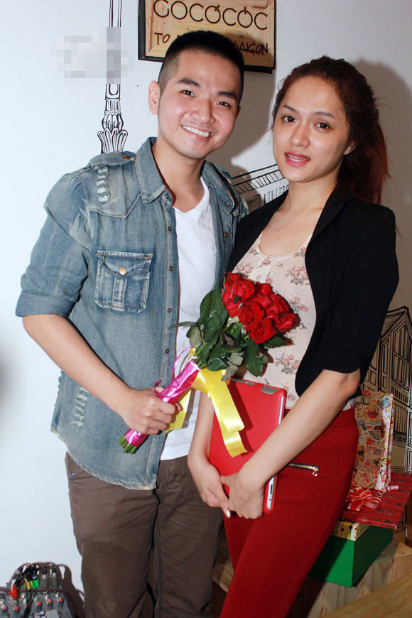 Có lẽ do lịch trình luyện tập cho cuộc thi Vietnam Idol 2012 quá căng thẳng và dày đặc, nên Hương Giang trông khá mệt mỏi, gương mặt nhợt nhạt và hai bọng mắt thâm quầng. Chưa dừng lại ở đó, phần xương quai hàm bạnh ra, đặc biệt là mỗi khi cô cười càng khiến trông cô "nam tính" hơn hẳn hình ảnh nữ tính, yêu kiều mọi khi