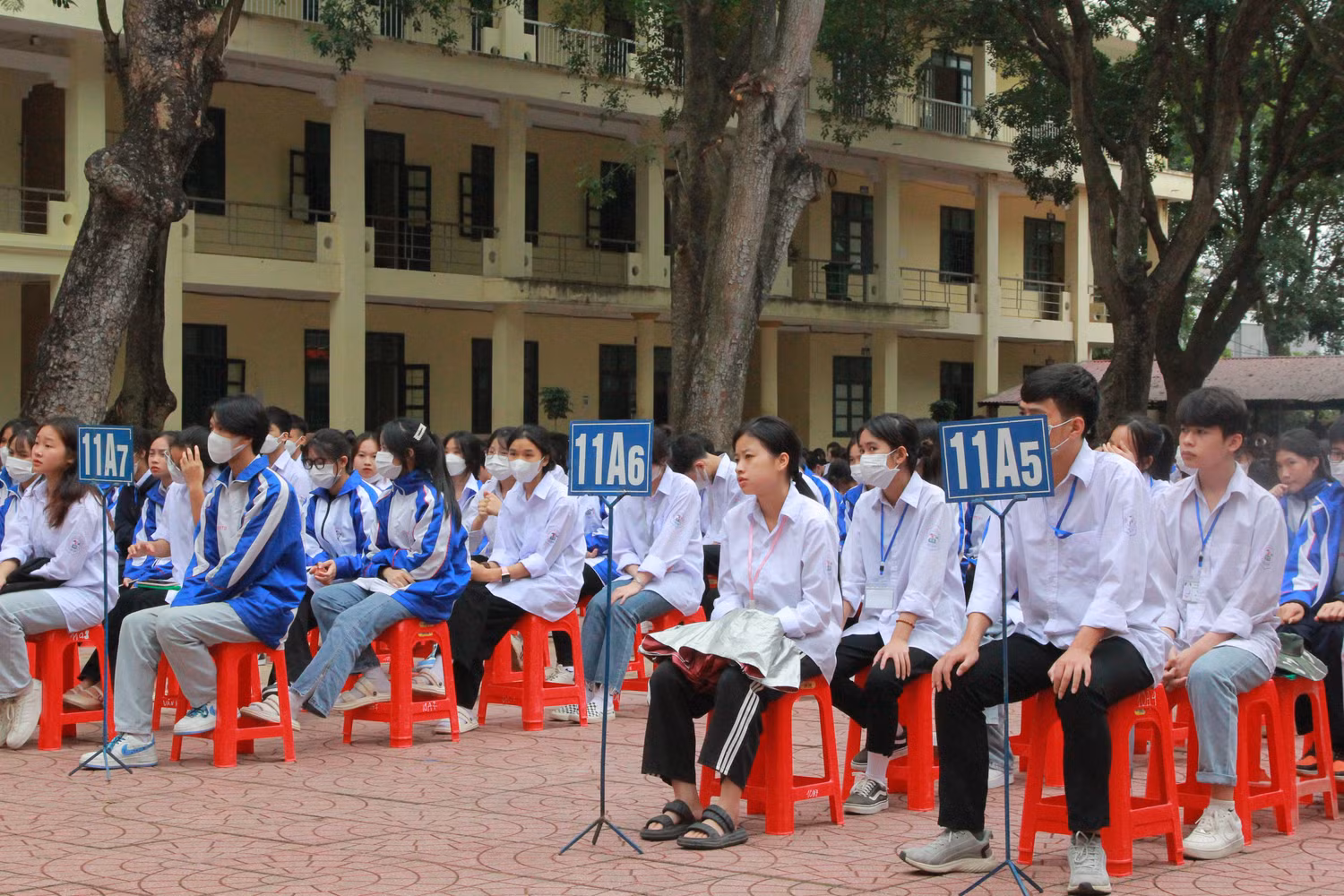 Học sinh Trường Trung học phổ thông Cẩm Lý lắng nghe chia sẻ trong Hội thảo sáng ngày 25/11