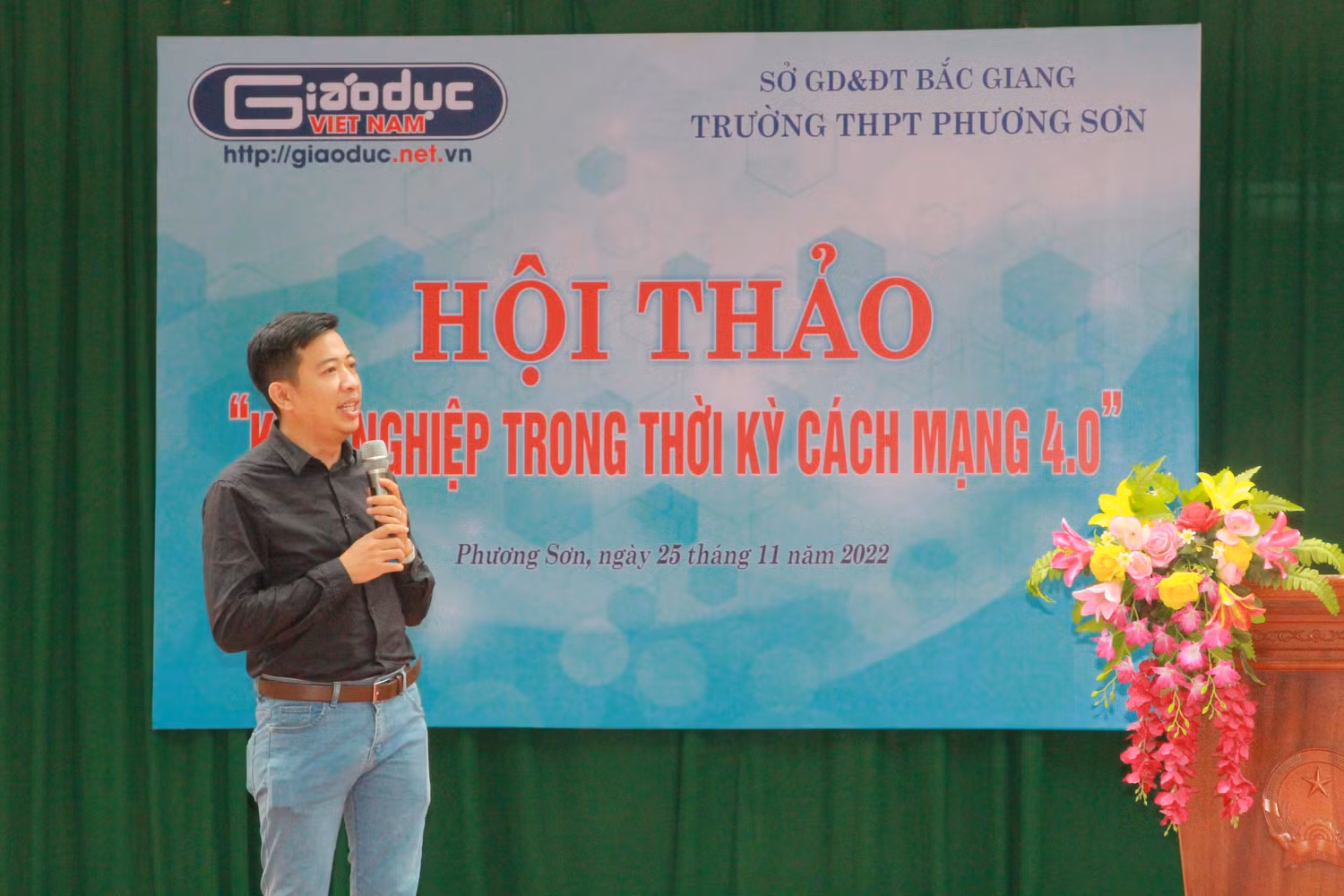 Nhà văn, nhà báo, diễn giả Hoàng Anh Tú chia sẻ tại Hội thảo “Khởi nghiệp trong thời kỳ cách mạng công nghiệp 4.0”