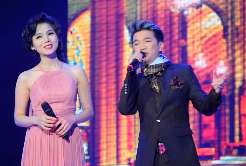 Cùng với người anh thân thiết trong nghề Mr Đàm, Lệ Quyên lại vang lên khúc ca "Bài tháng ca buồn" trong tiết trời se lạnh của Sài Gòn quanh năm 2 mùa mưa nắng