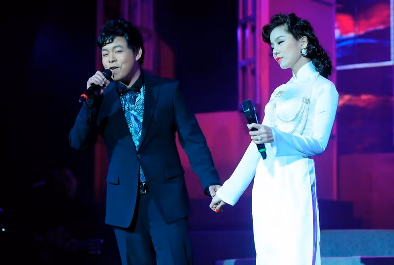 Khách mời Quang Lê đã cùng Lệ Quyên song ca "Sầu tím thiệp hồng" đong đầy cảm xúc, khán giả lặng im để nghe và chia sẻ